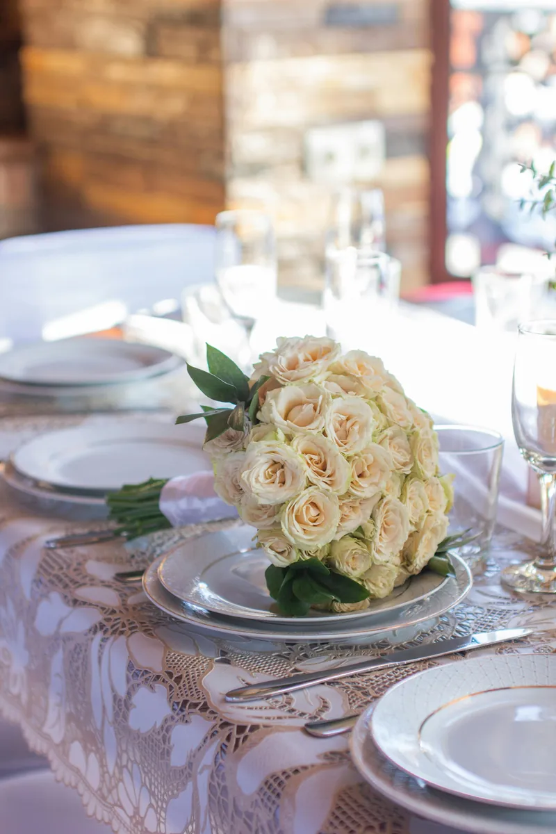Mesa de boda con ramo de rosas blancas y cristaleria en Tardeo by Origen
