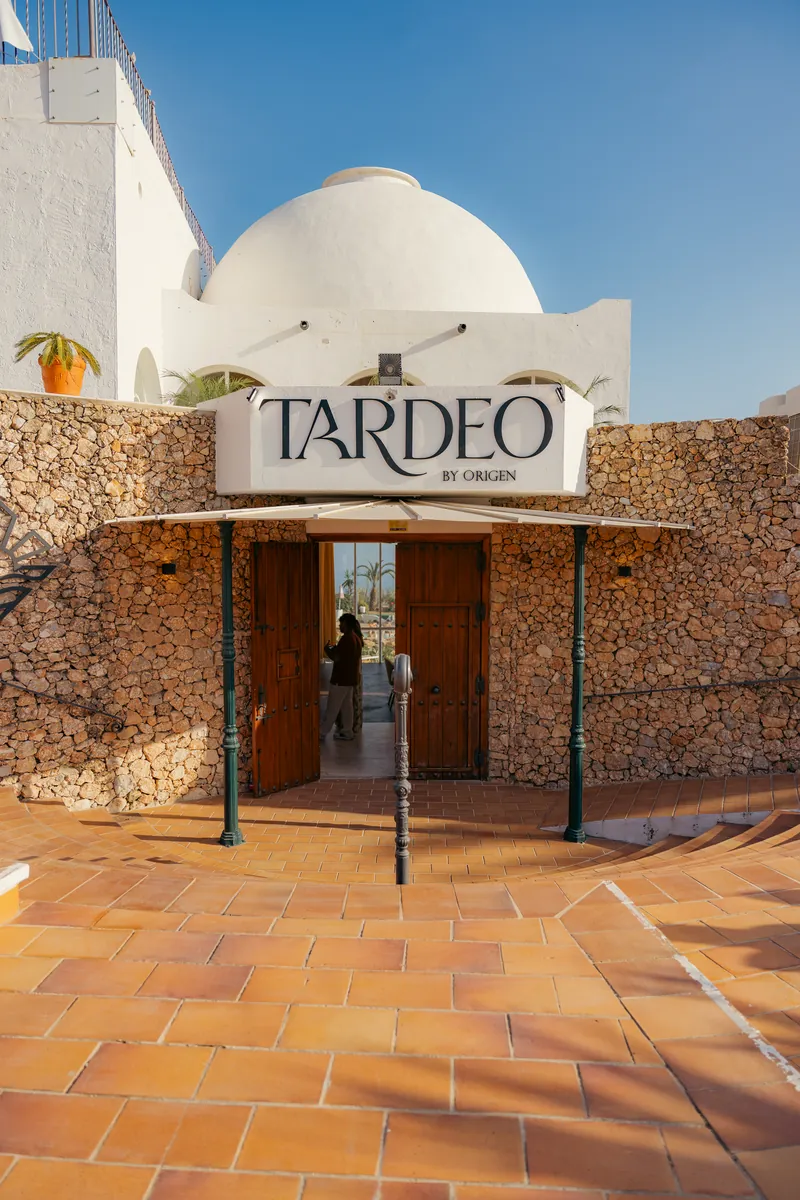 Fachada y rotulo de Tardeo by Origen en San Juan de Capistrano, Nerja