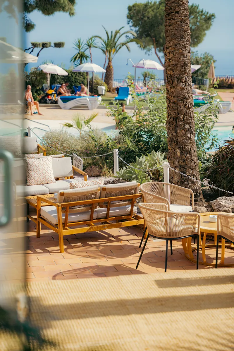 Terraza mediterranea de Tardeo en Nerja entre palmeras